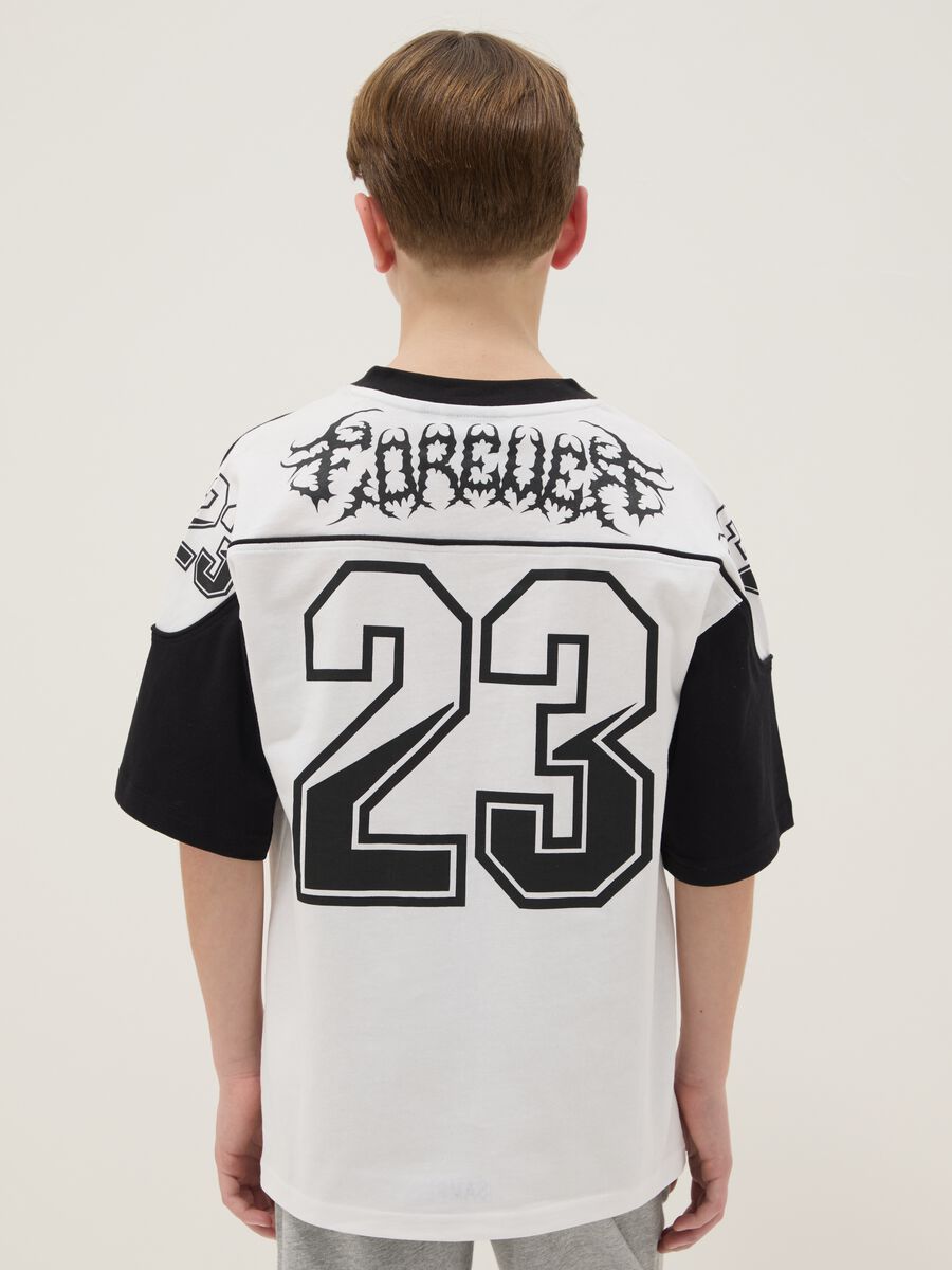 T-shirt in puro cotone multicolor da bambino oversize fit con stampe_1