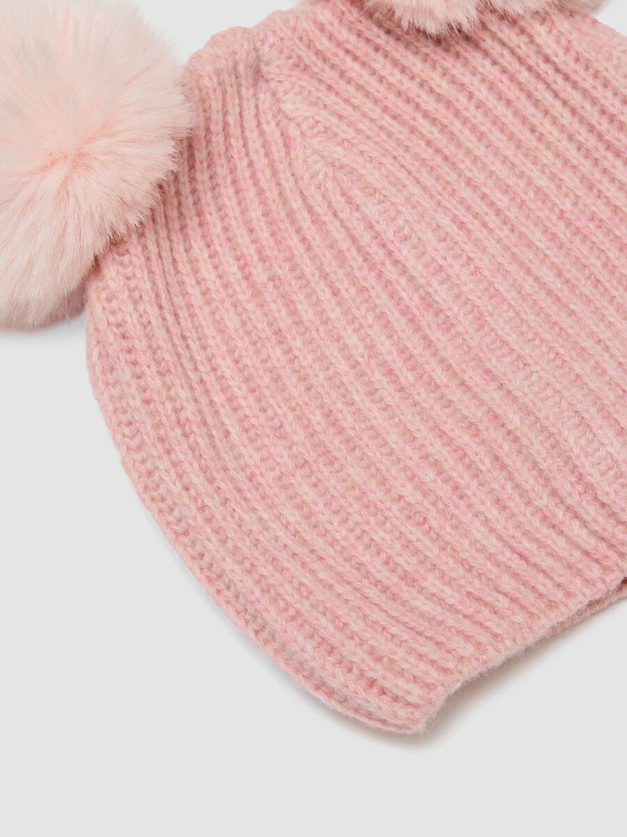 Cappello rosa in misto lana a costine con due pompon_1