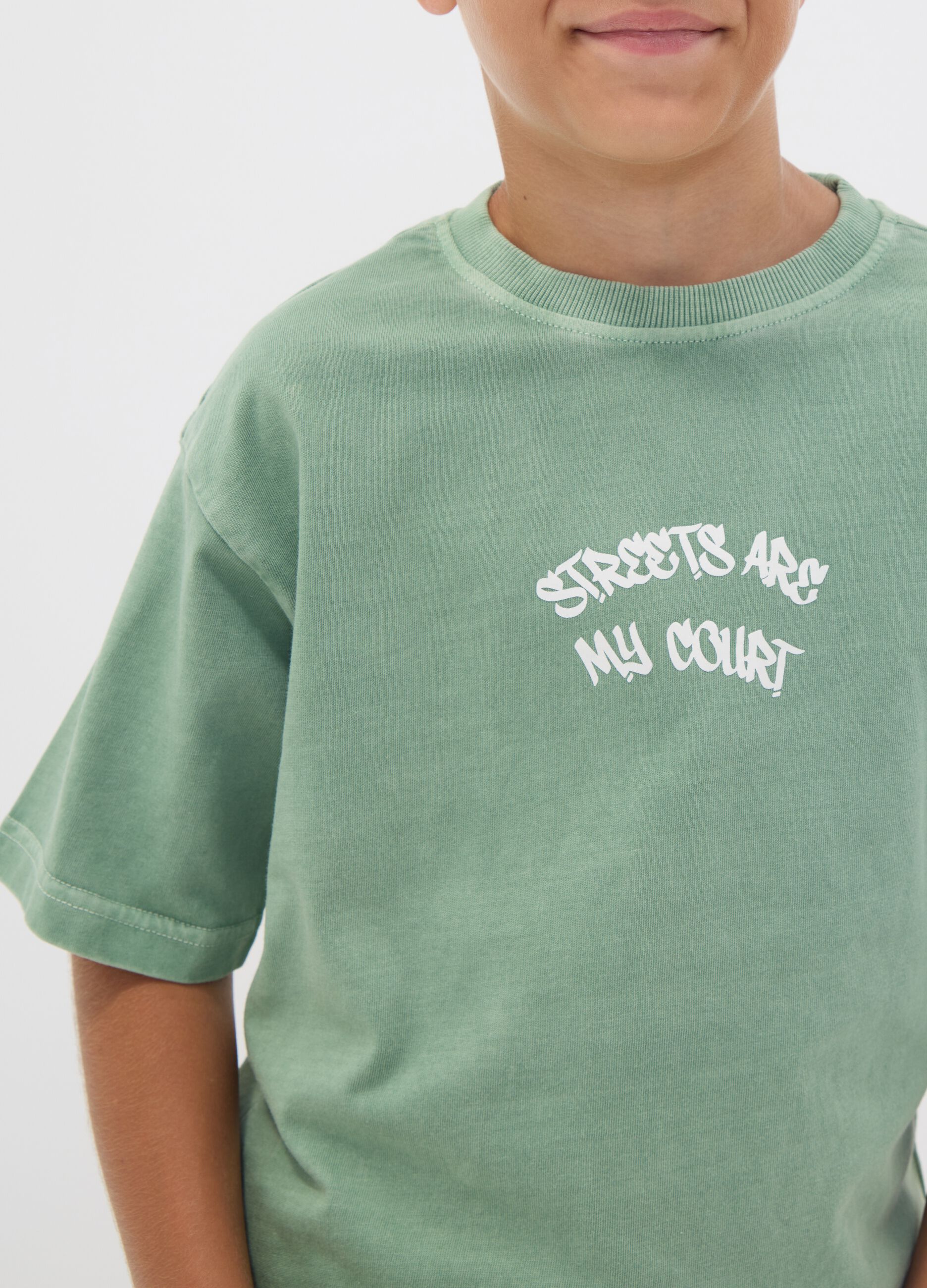 Green oversized pure cotton T-shirt with "Streets are my court" slogan for boys