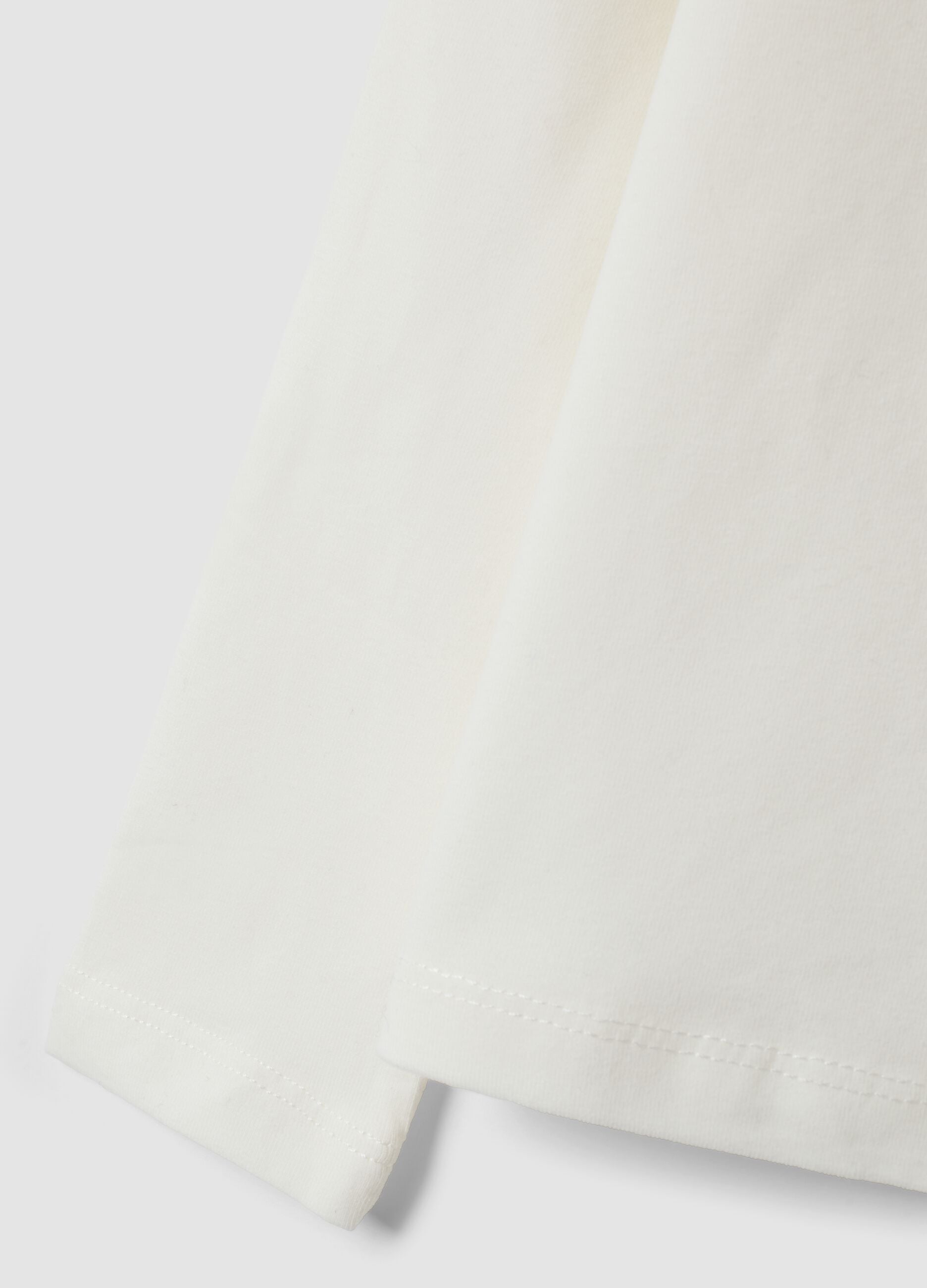 T-shirt bianca in cotone elasticizzato con girocollo