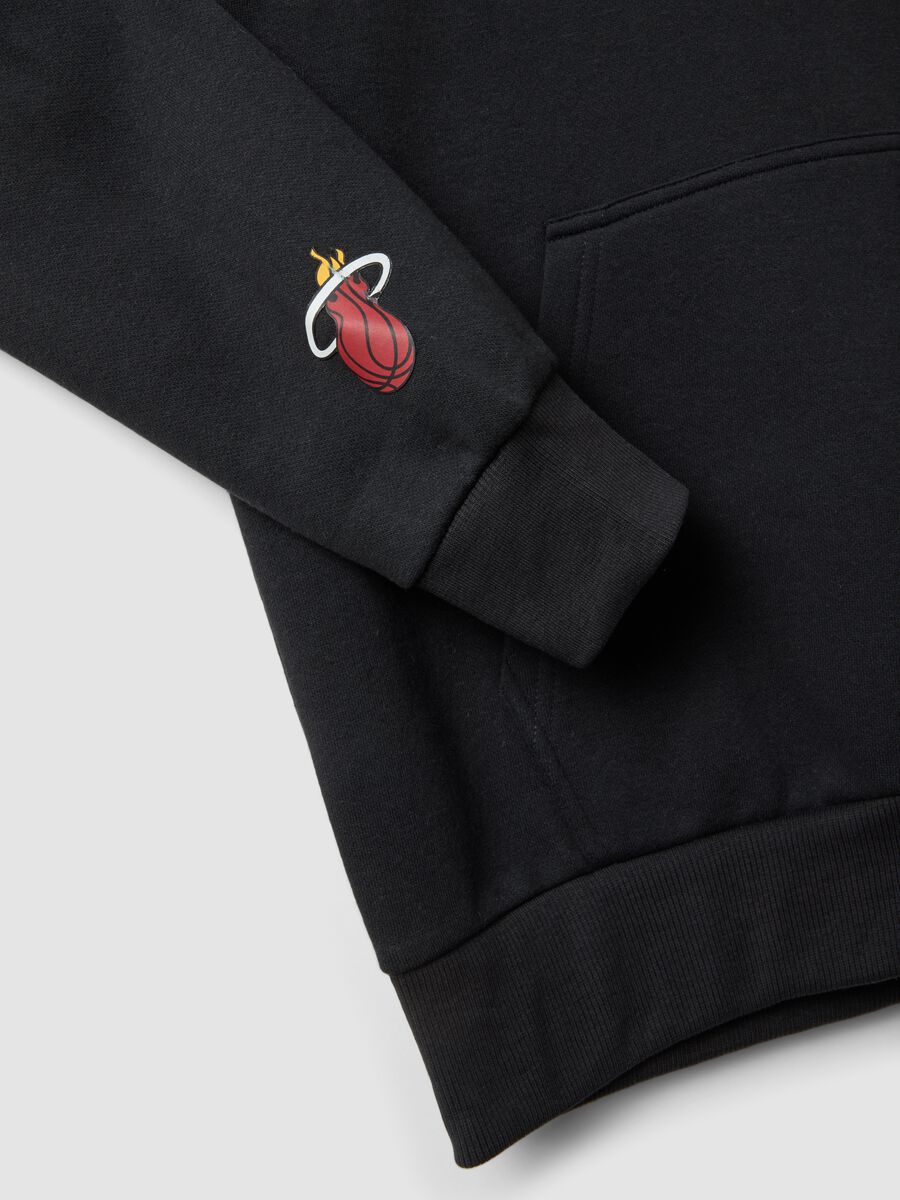 Felpa nera con cappuccio in misto cotone con stampa Miami Heat_1