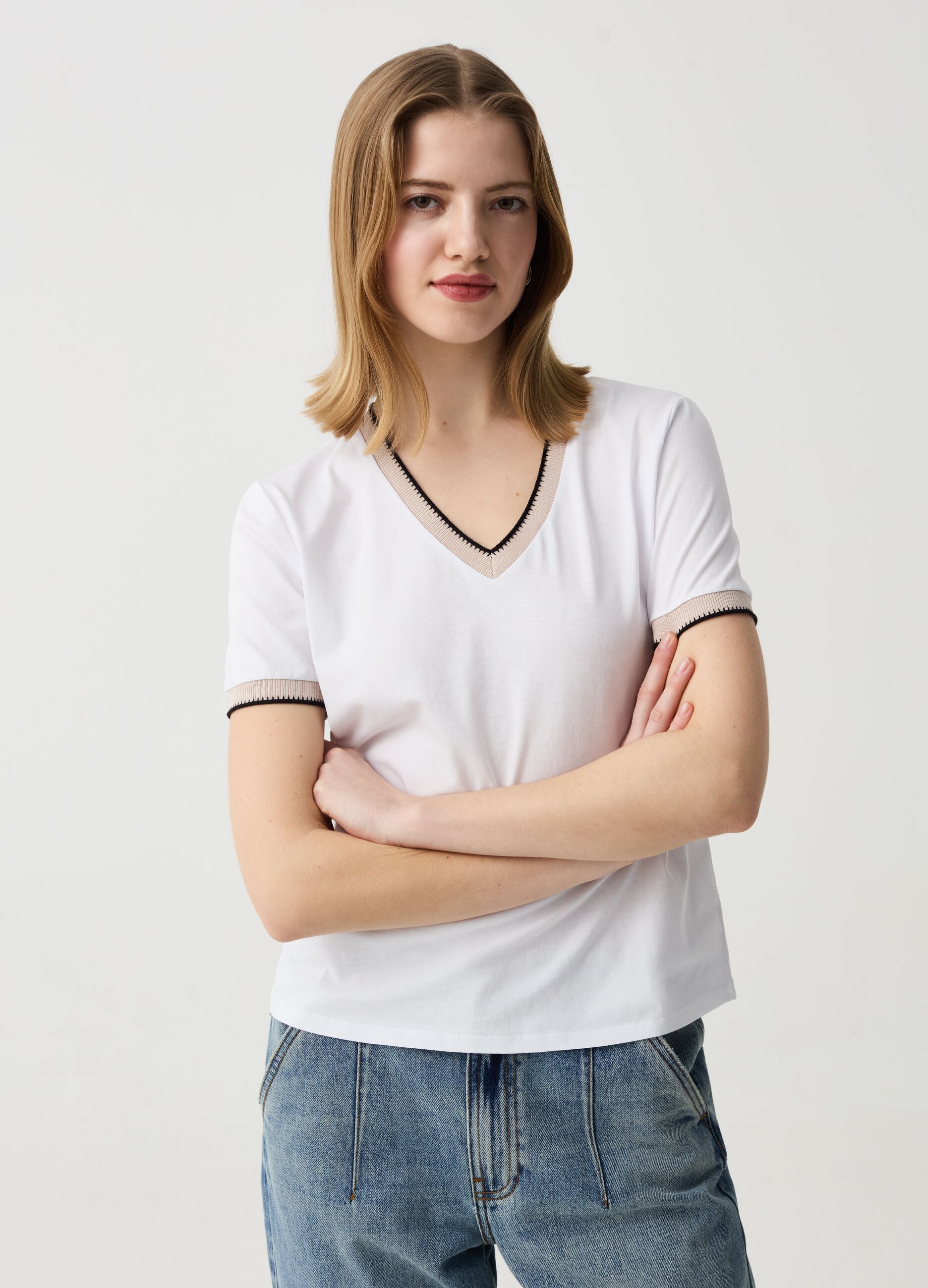 T-shirt with V neck and striped edging
