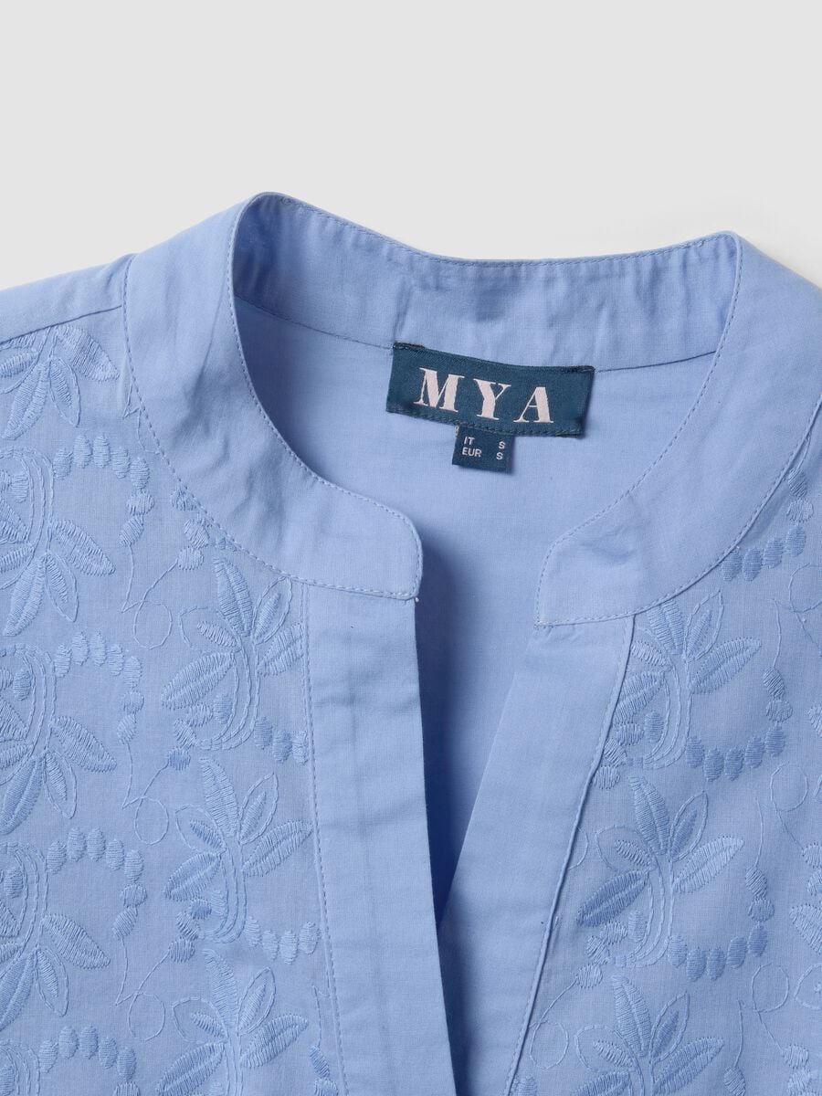 Camicia azzurra in puro cotone con ricami_5