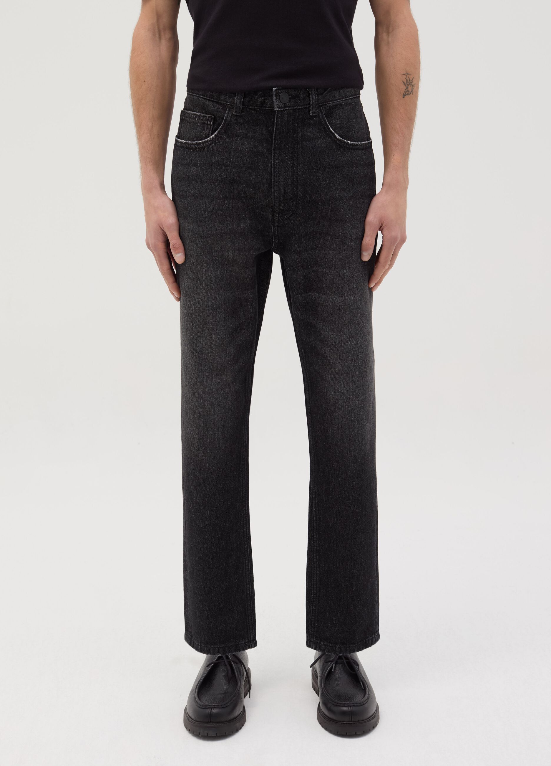 Jeans carrot fit con scoloriture