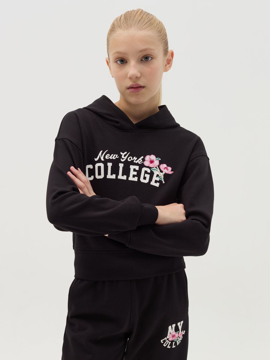 Crop sweatshirt with "New York College" print with embroidery_0