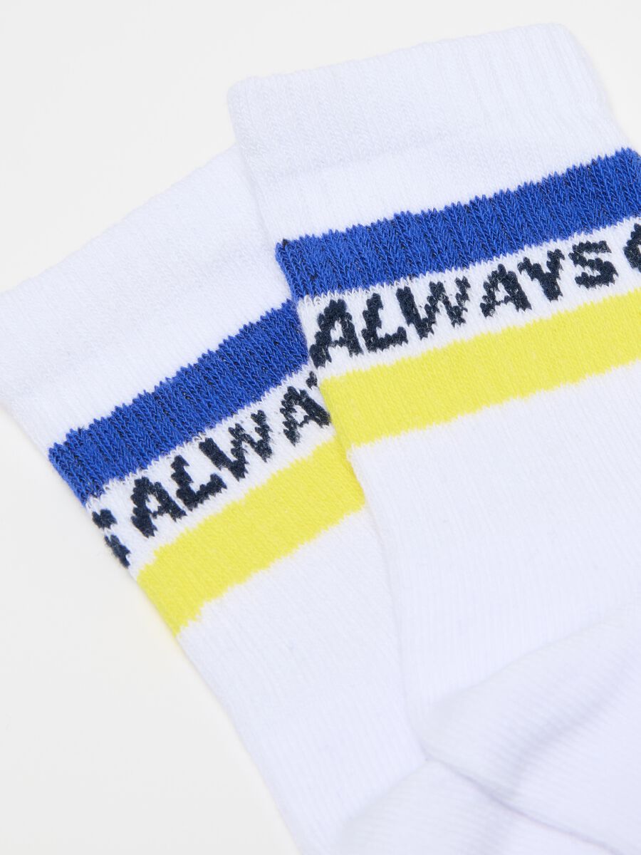 Three-pack tennis socks with stripes and lettering_1
