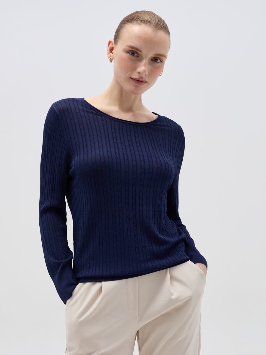 Top with cable-knit design_0