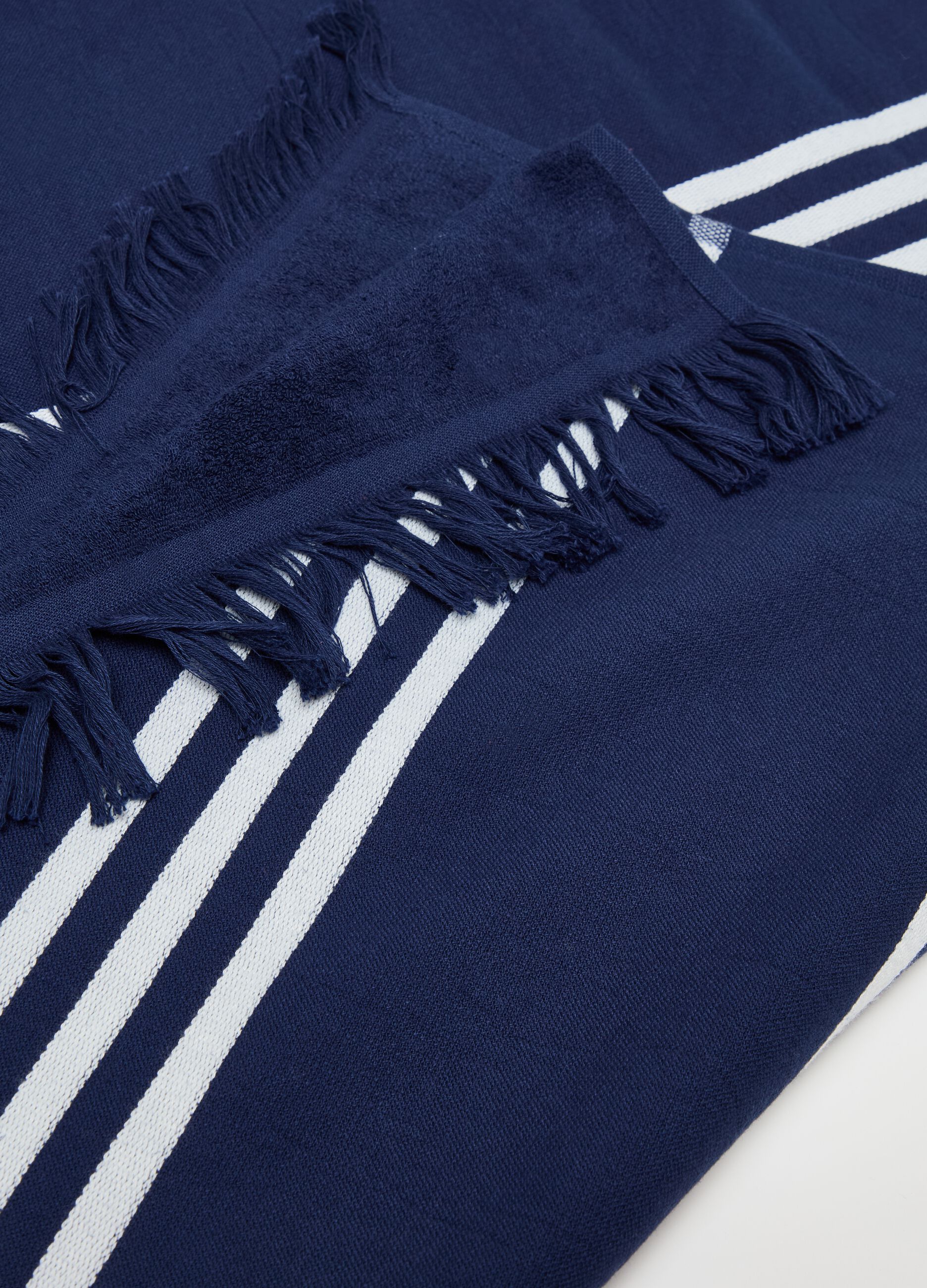 Beach towel with thin stripes and fringing