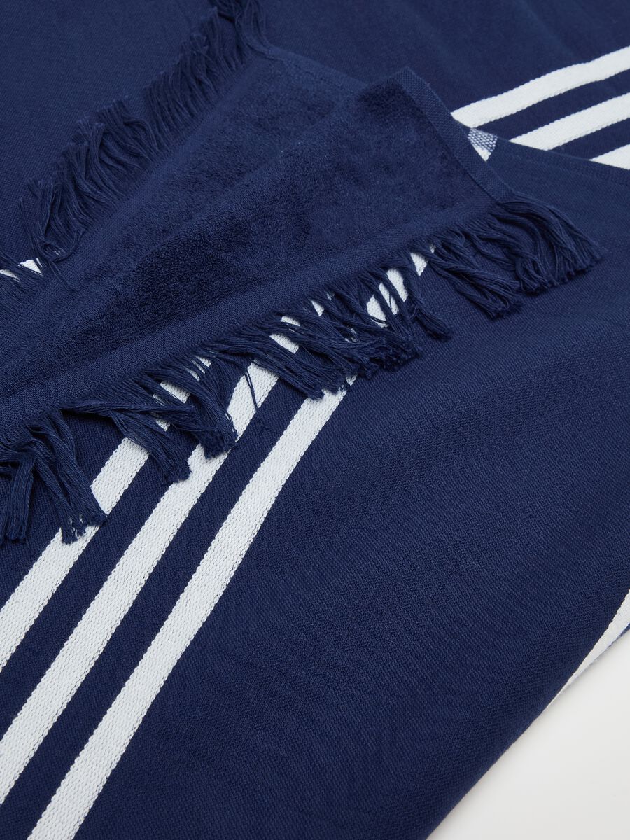 Beach towel with thin stripes and fringing_1