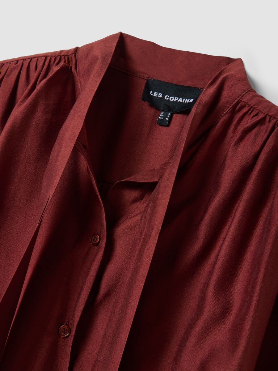 Camicia rossa in misto viscosa con fiocco al collo_1