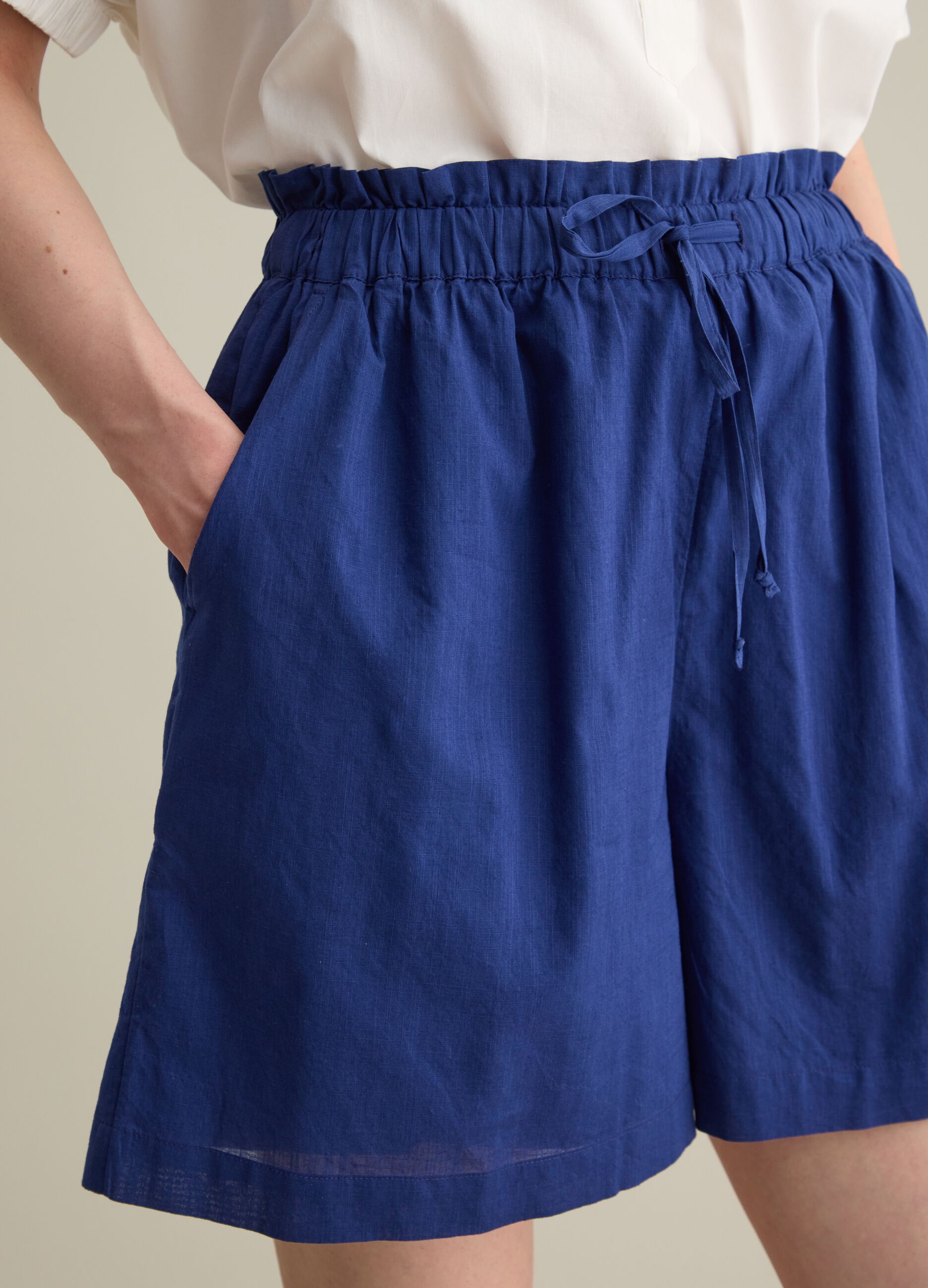 Women’s blue shorts in 100% cotton with regular fit
