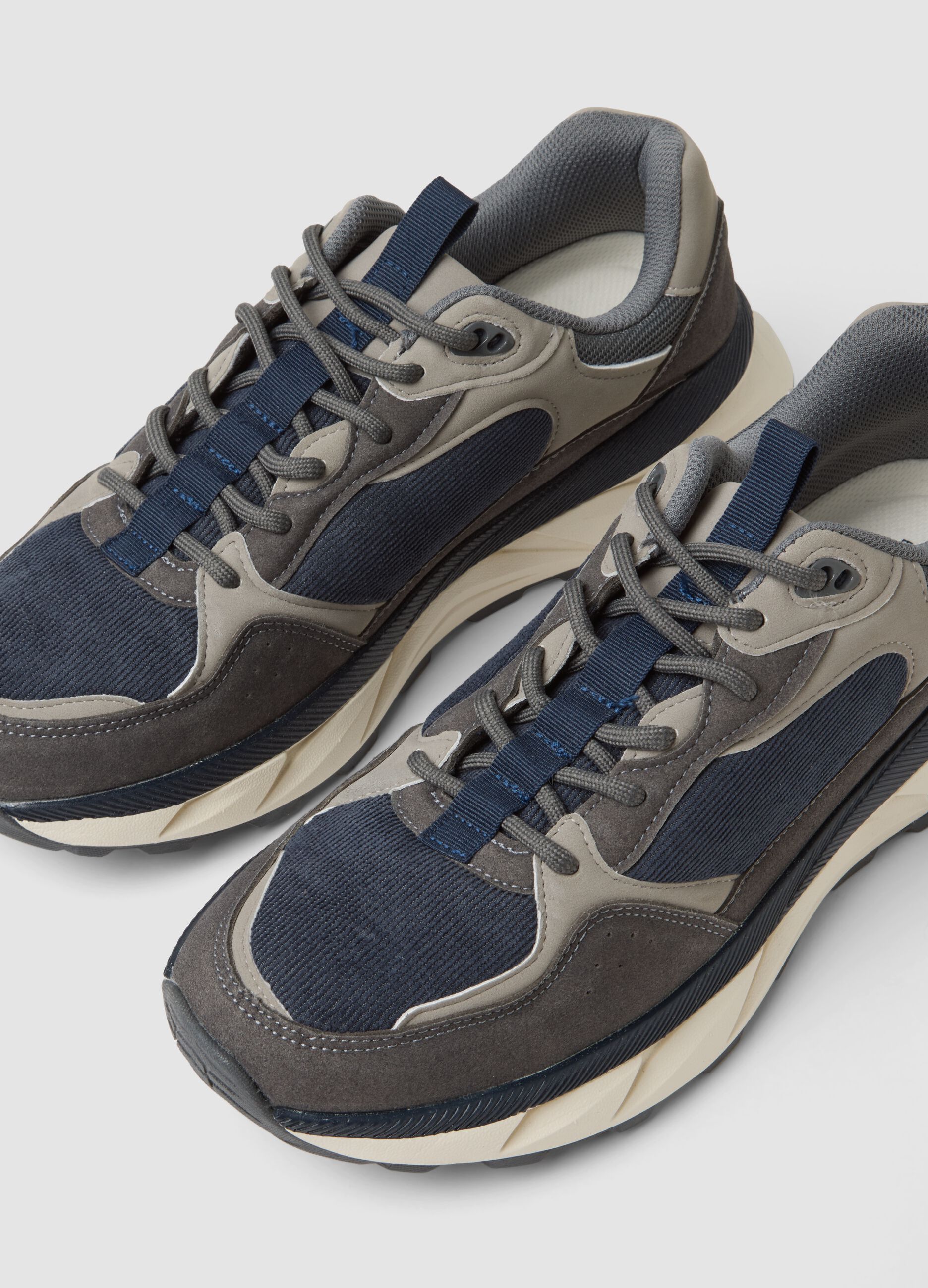 Sneakers blu casual con lacci e suola running