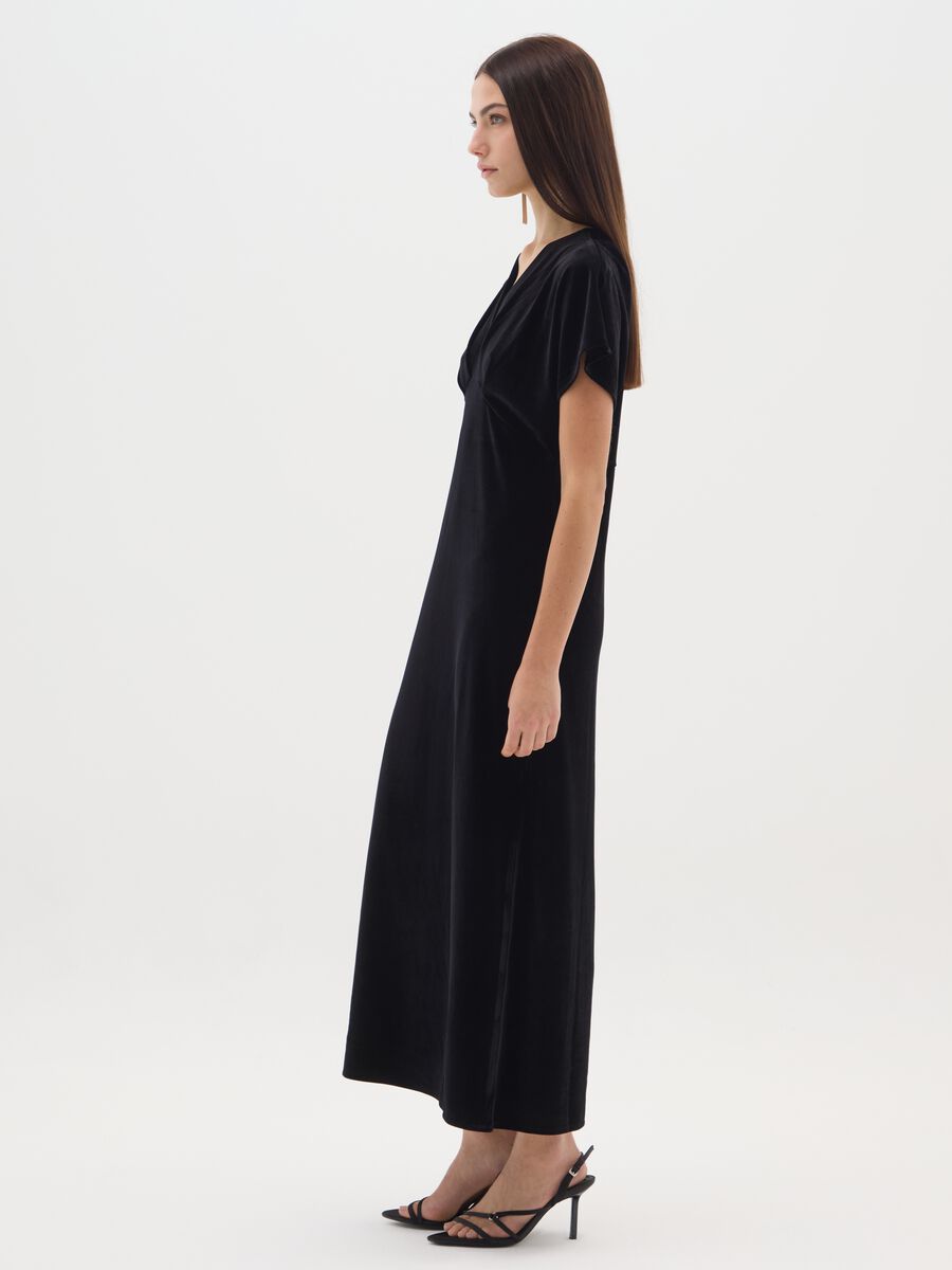 Long black dress with deep V-neck and regular fit long sleeves_1