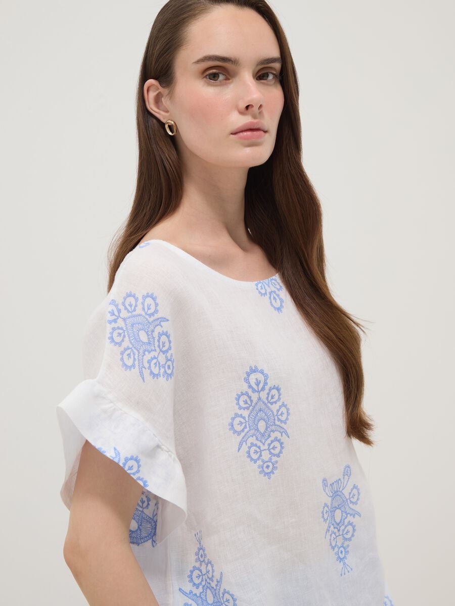 Blusa bianca in puro lino con ricami e maniche a volant regular fit_0
