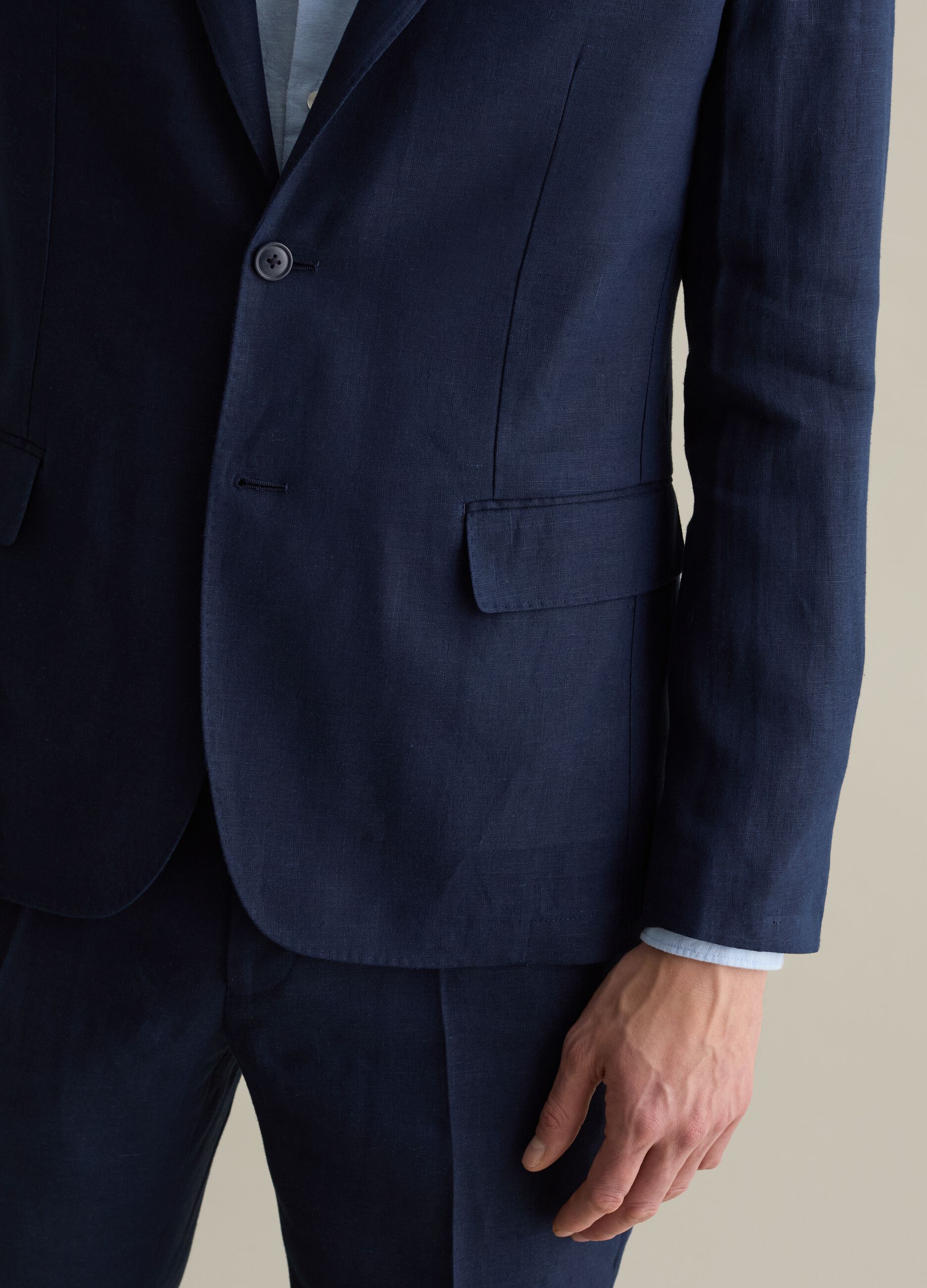Contemporary single-breasted blazer in linen
