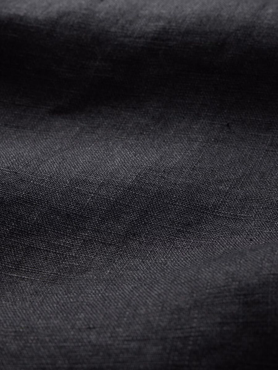 Black shirt with long sleeves in linen_4