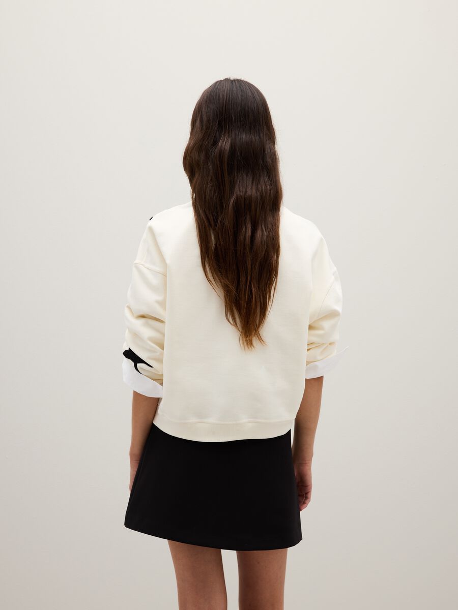 White sweatshirt in cotton and polyester blend with floral decorations_3