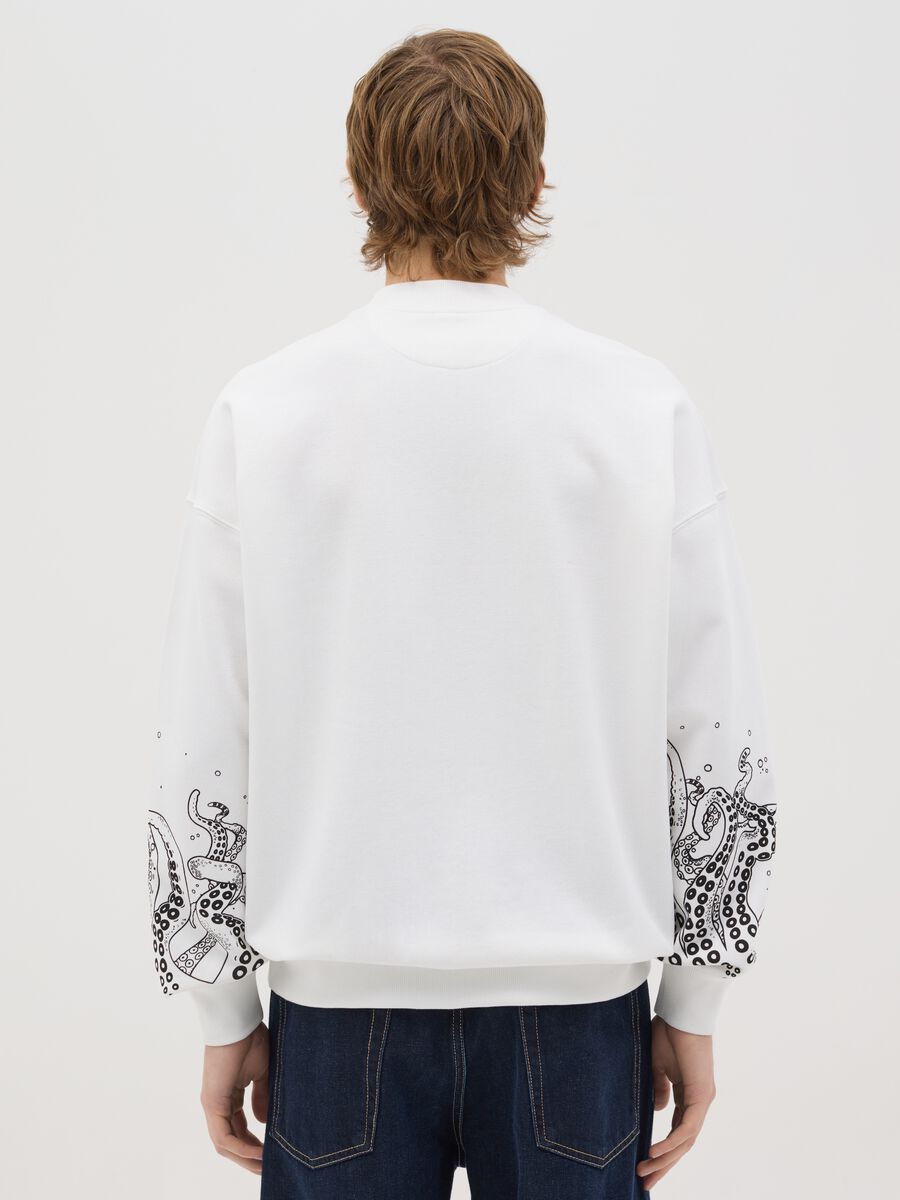 White sweatshirt with print_2