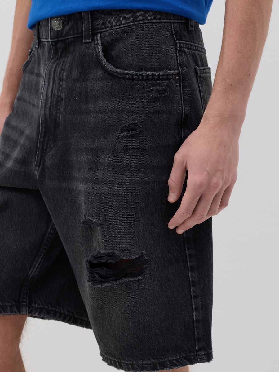 Black denim shorts with ripped details_3