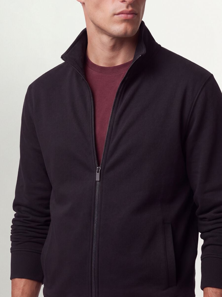 Felpa nera in misto cotone con girocollo e zip regular fit_2