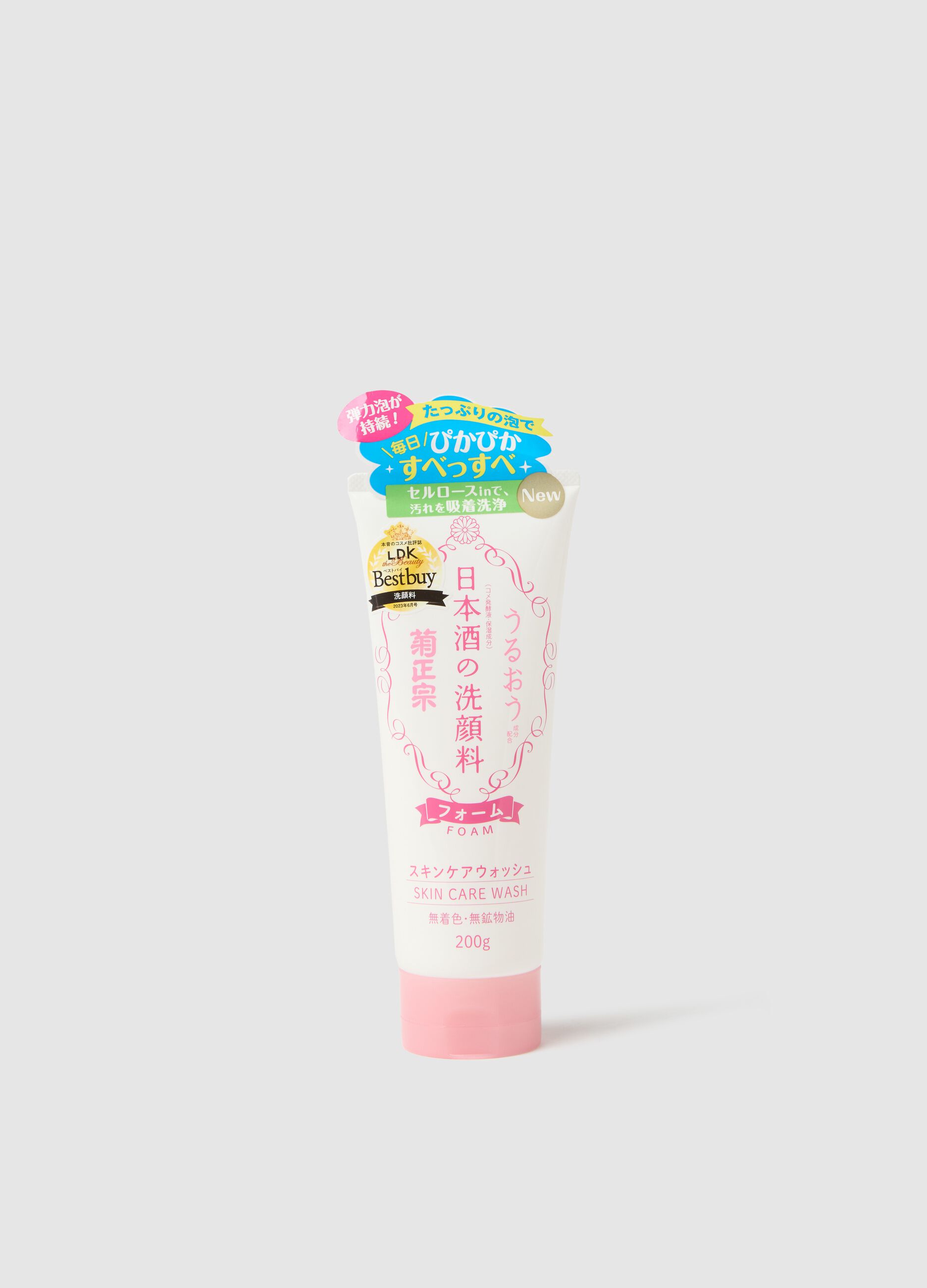 KIKU-MASAMUNE Sake Skin Care Foaming Face Wash delicately cleanses the face and provides long-lasting hydration.