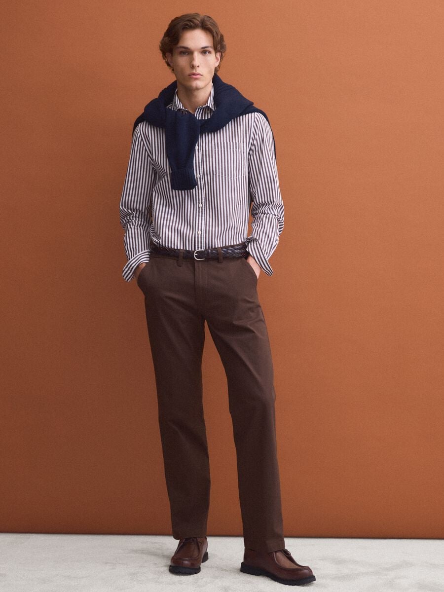Pantaloni chino marroni in twill di cotone elasticizzato regular fit_0
