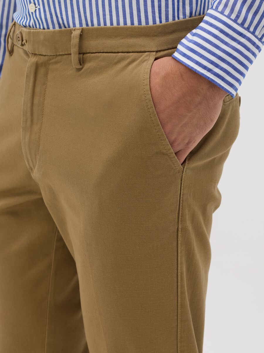 Pantaloni slim cammello in cotone elasticizzato_3