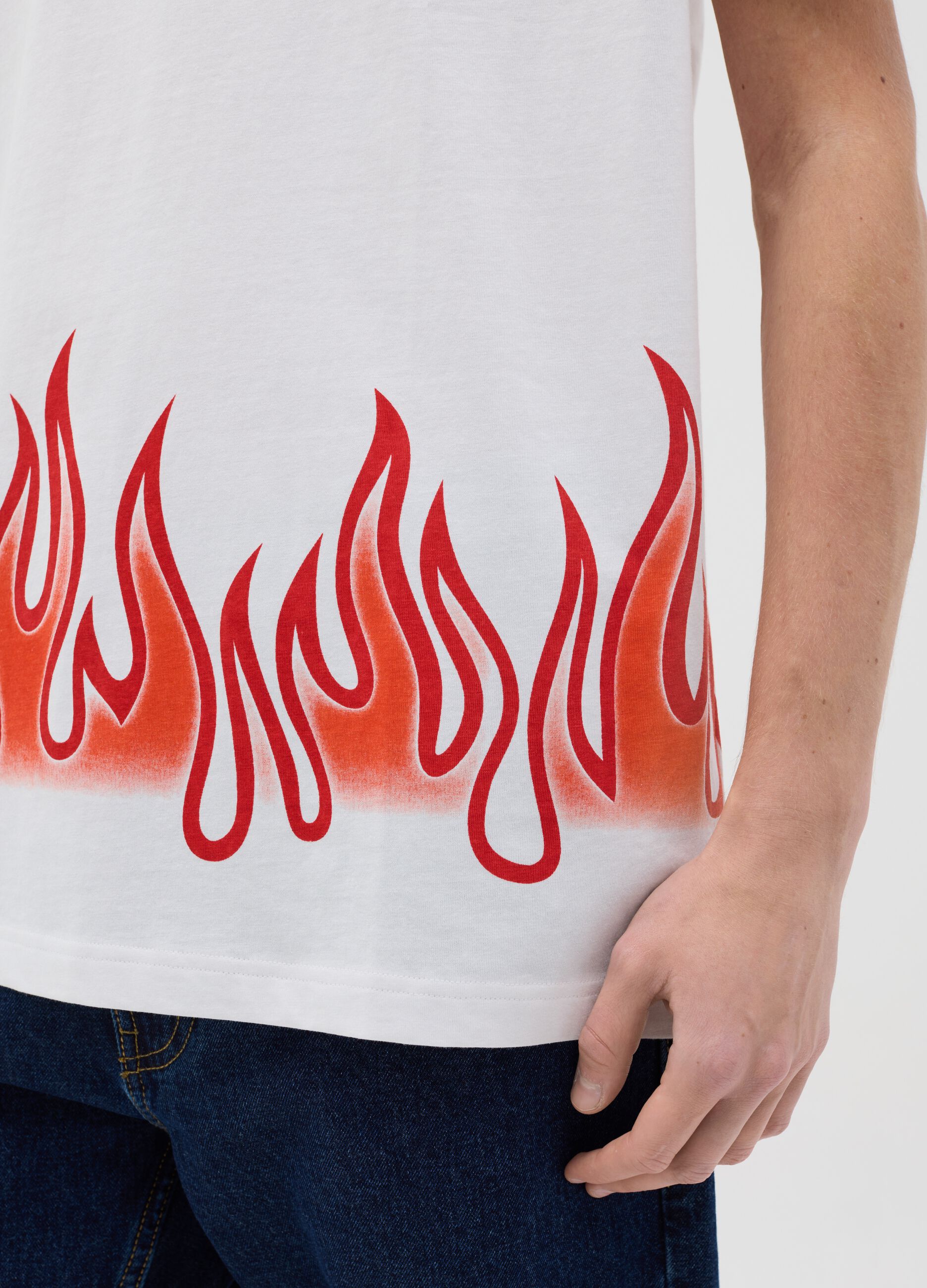 White short-sleeved T-shirt with flames print