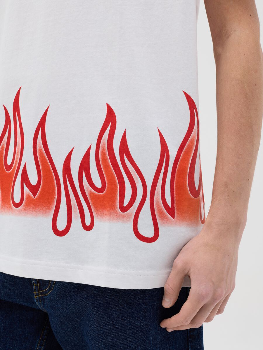 White short-sleeved T-shirt with flames print_2