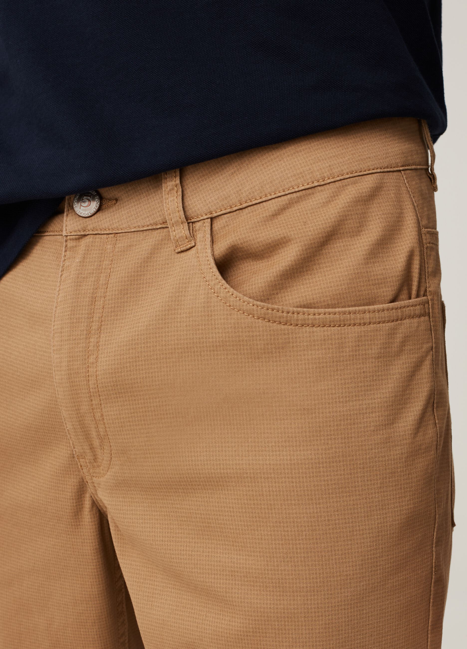 Pantaloni cinque tasche con micro fantasia_3