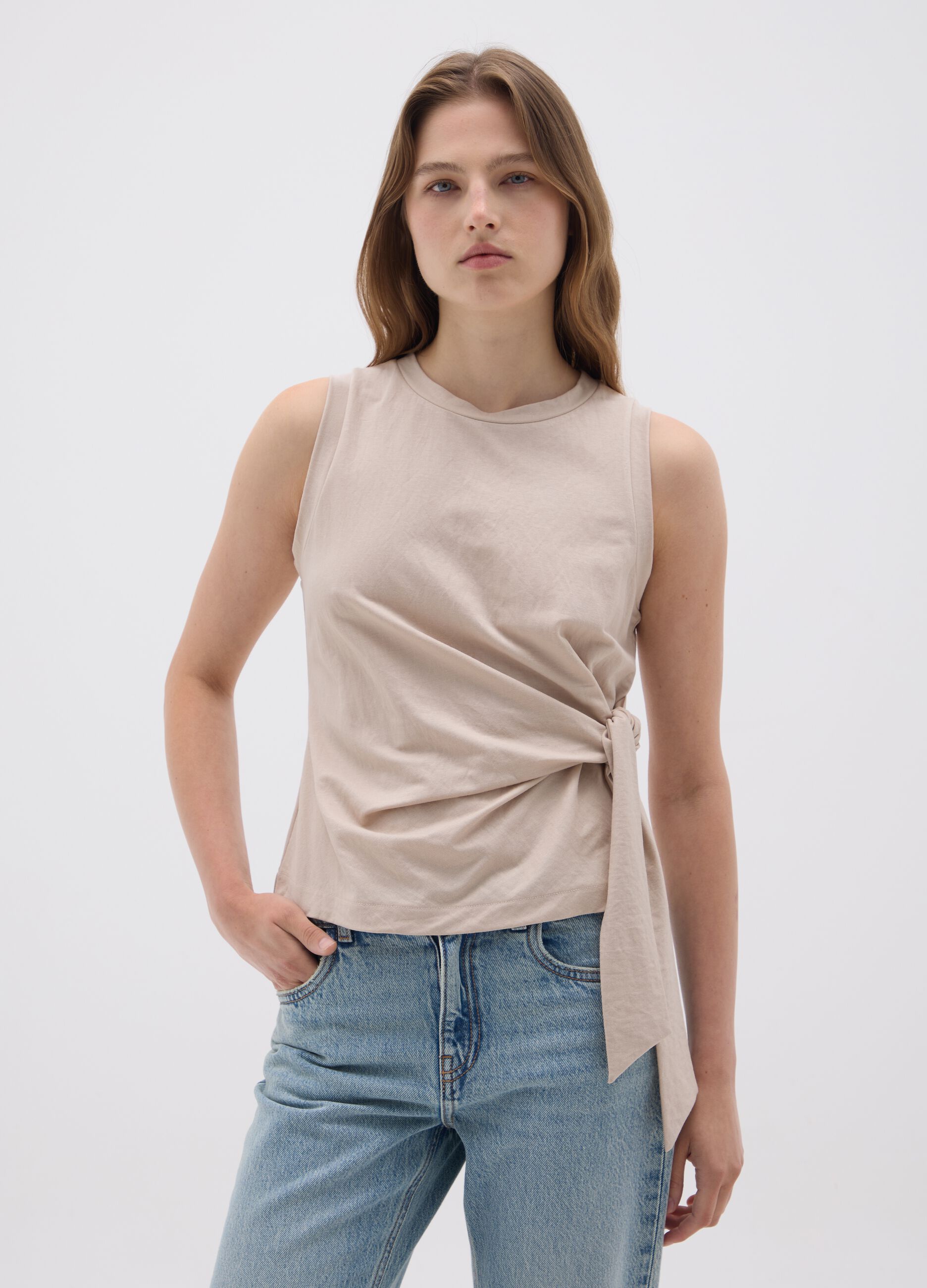 Beige mixed fitted top with knot
