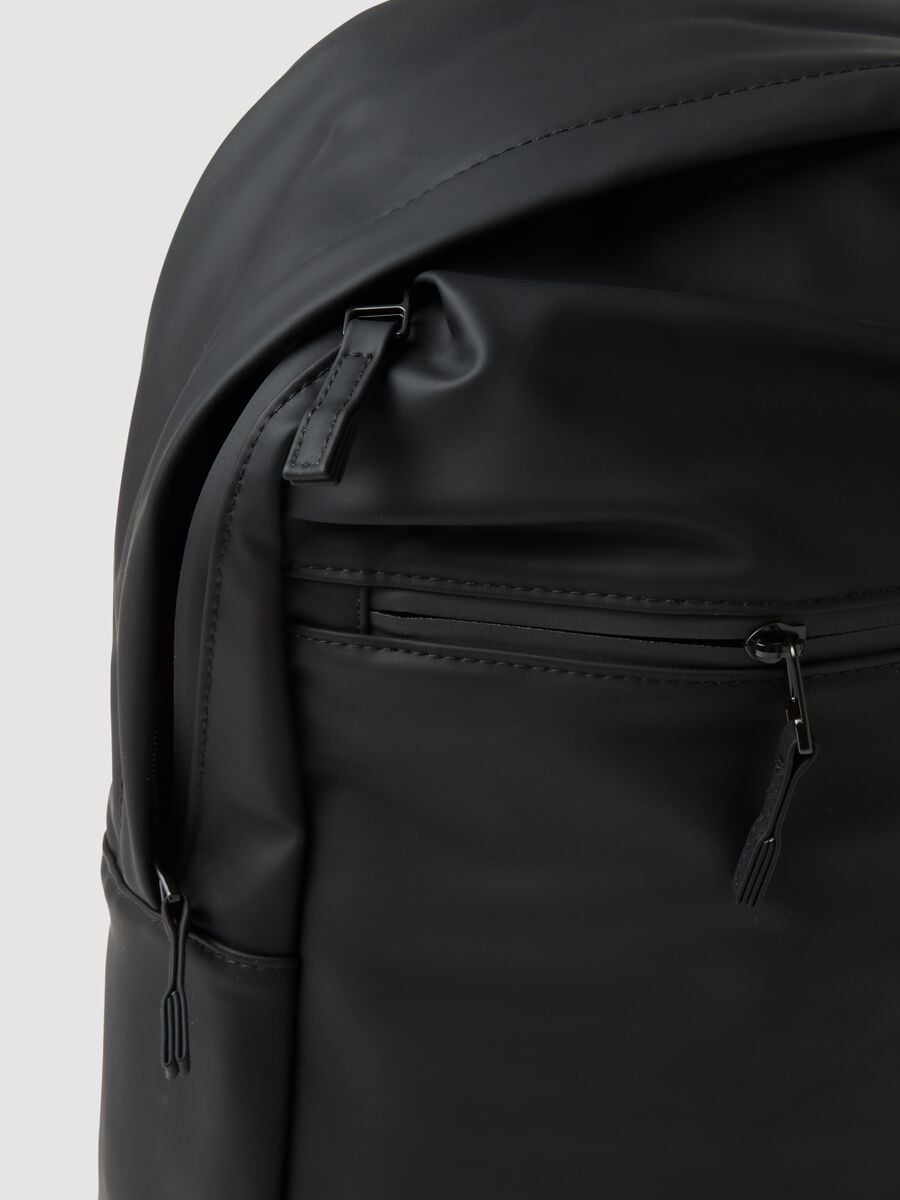 Zaino nero idrorepellente con tasca frontale_1