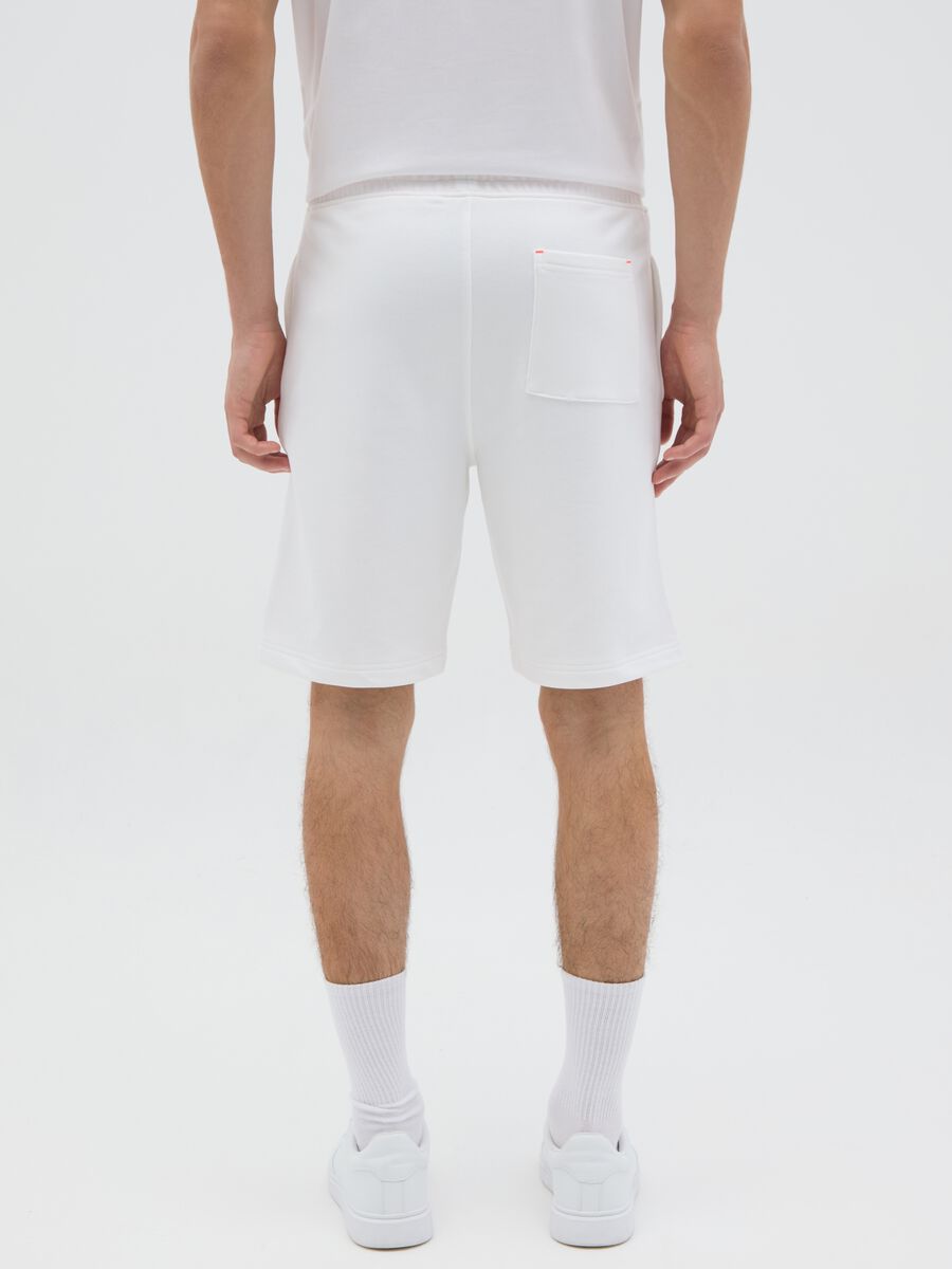 Men's white cotton blend regular fit shorts_3