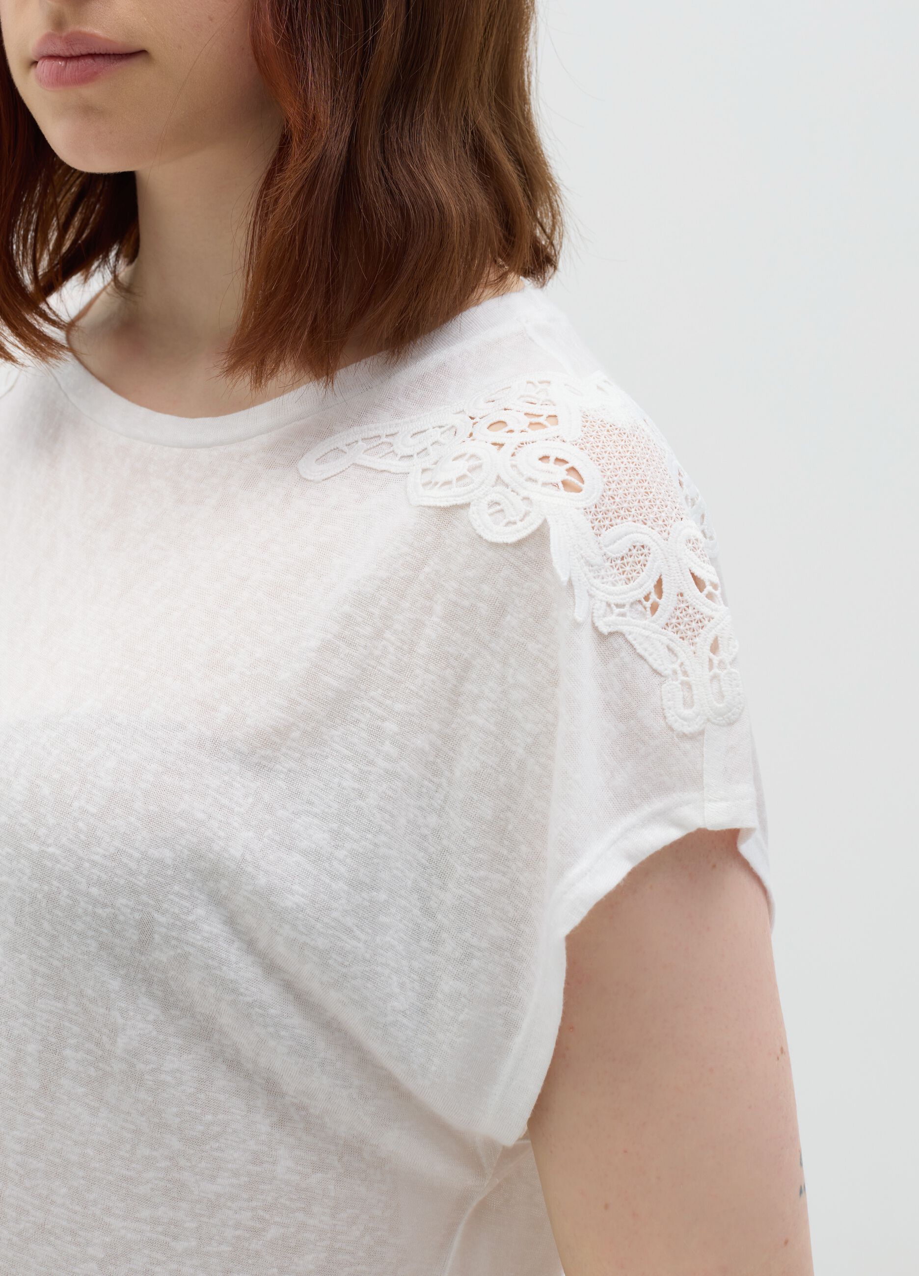 Curvy white T-shirt with lace details