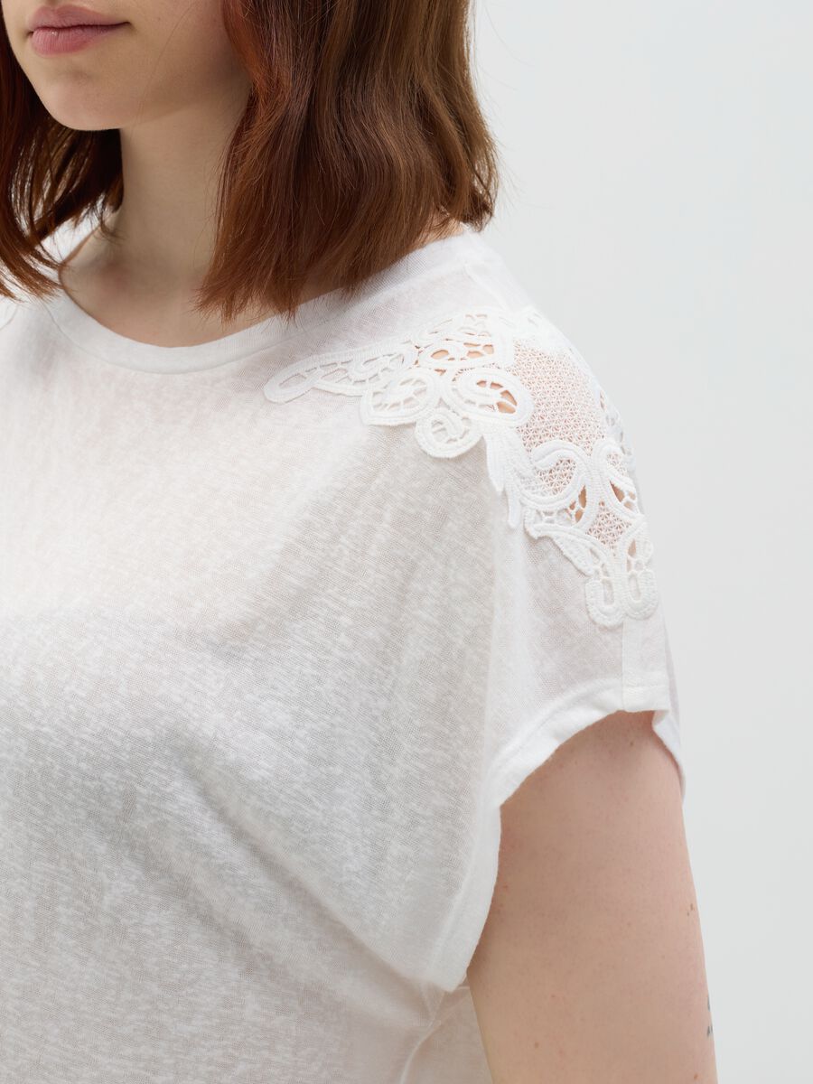Curvy white T-shirt with lace details_2