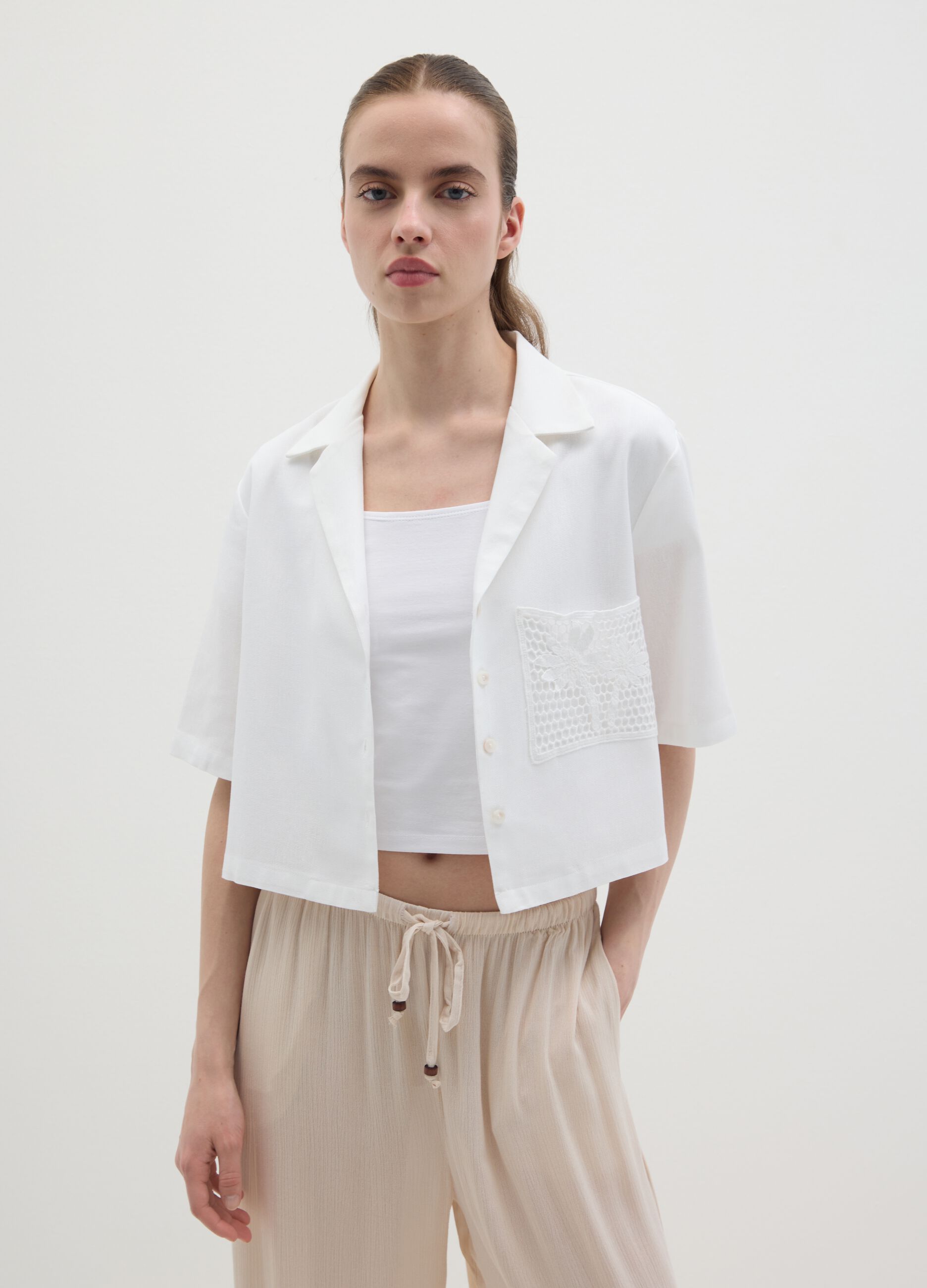 Camicia corta da donna bianca regular fit con dettagli in pizzo