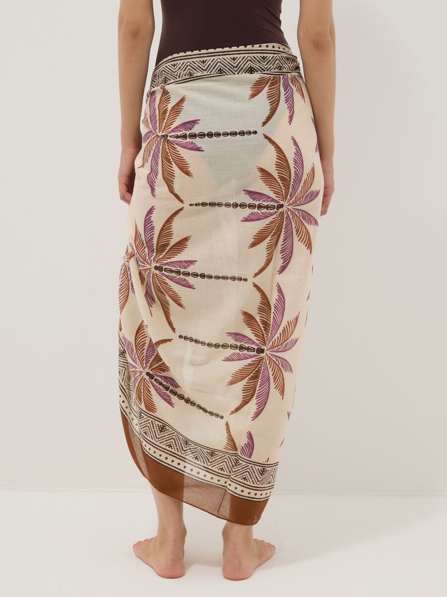 Pareo marrone in puro cotone con stampa tropicale_2