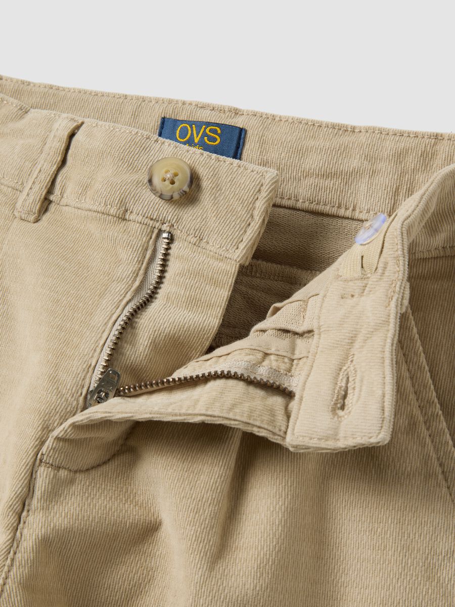 Pantaloni chino beige in cotone elasticizzato a coste_3