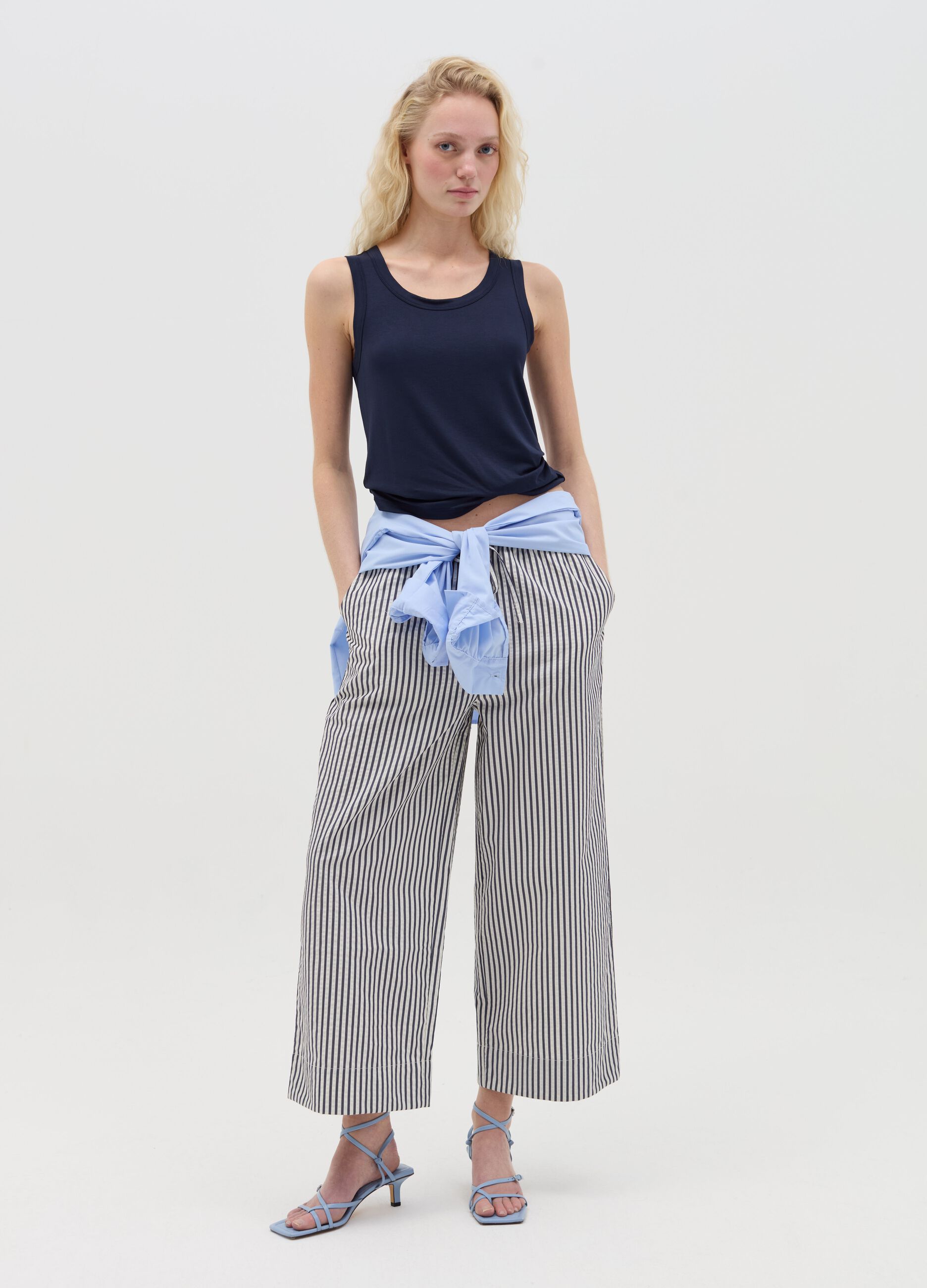 Pantalone a gamba larga a righe bianche e blu