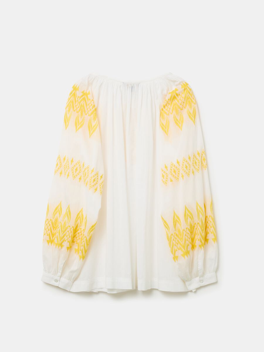 Oversized blouse with ethnic embroidery and tassels_4