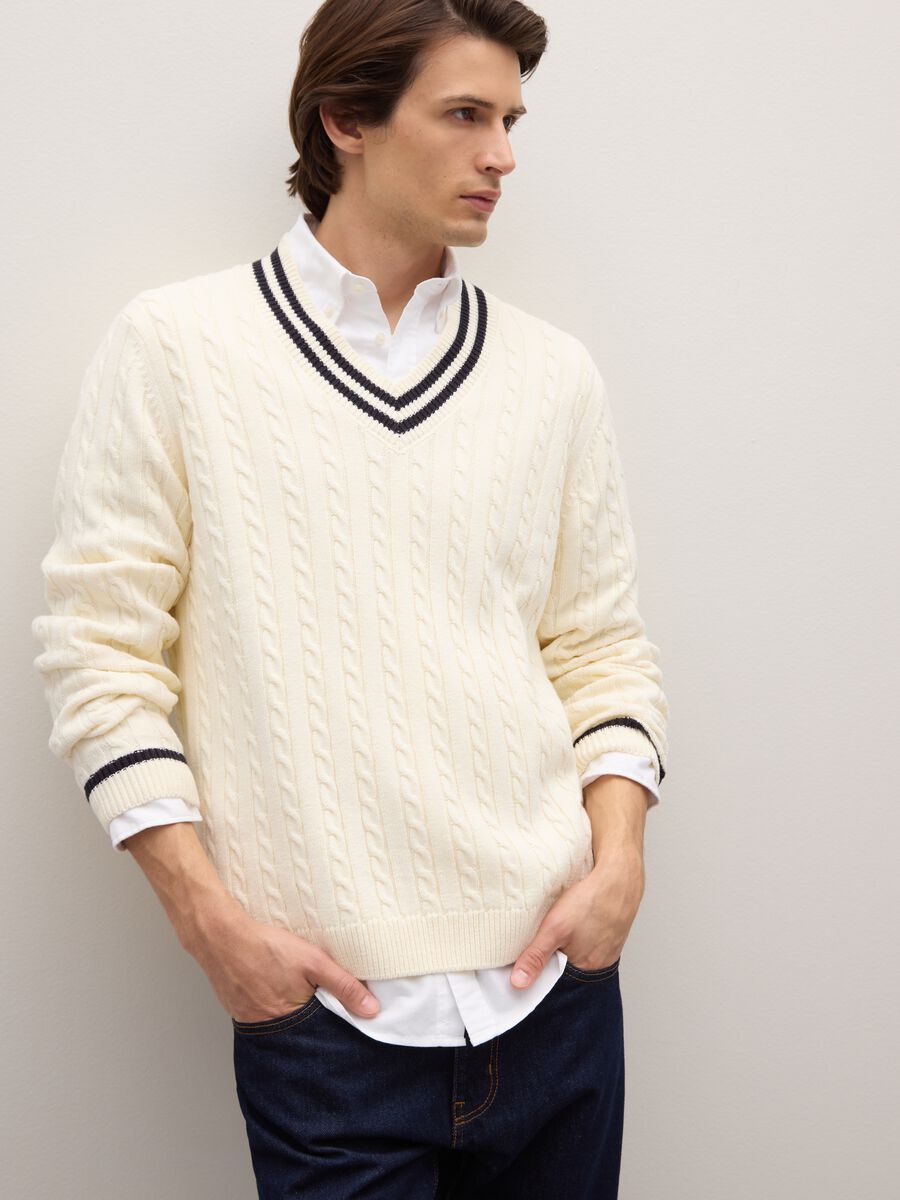 Regular fit white sweater in cotton blend with V-neck_0
