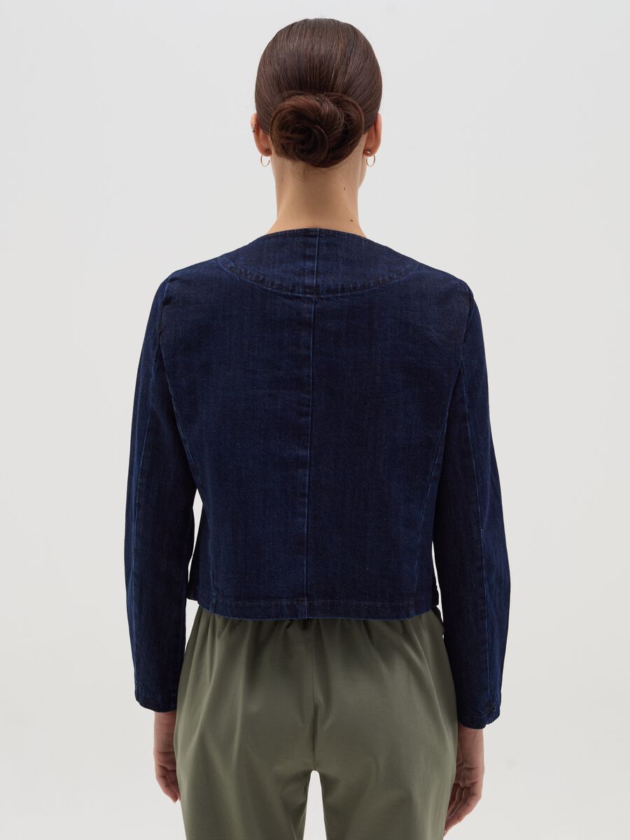 Short jacket in denim with golden buttons_3