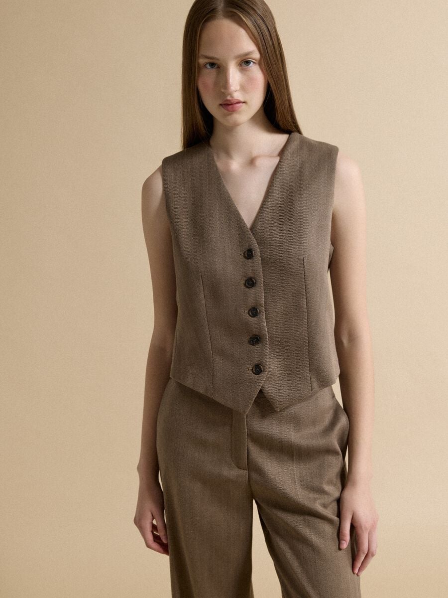 Gilet marrone in viscosa elasticizzata regular fit_0