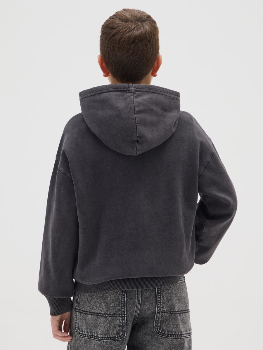 Felpa nera con cappuccio da ragazzo in puro cotone regular fit_2