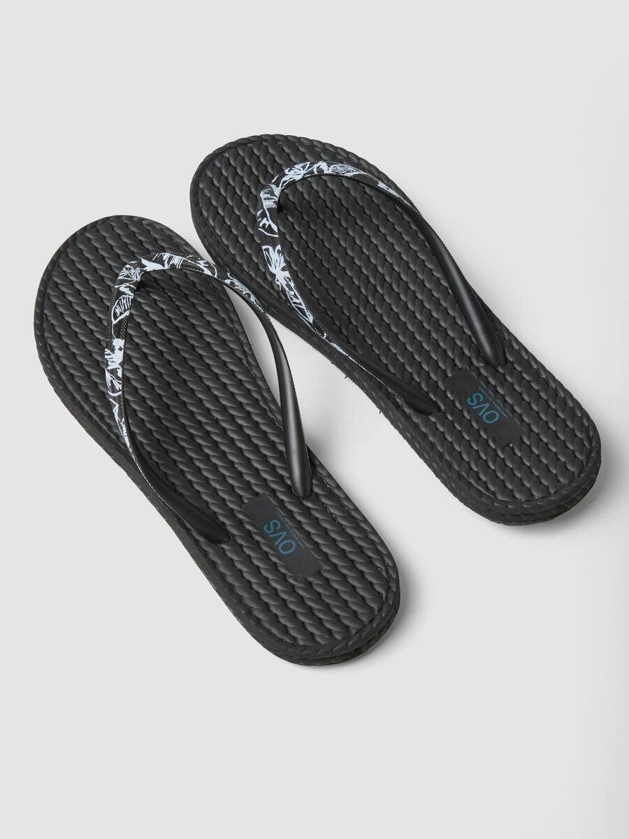 Infradito nere con fascette decorate e texture intrecciata_1