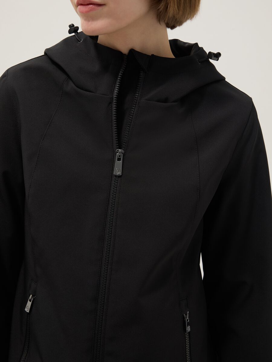 Giacca impermeabile nera regular fit con zip e cappuccio_3