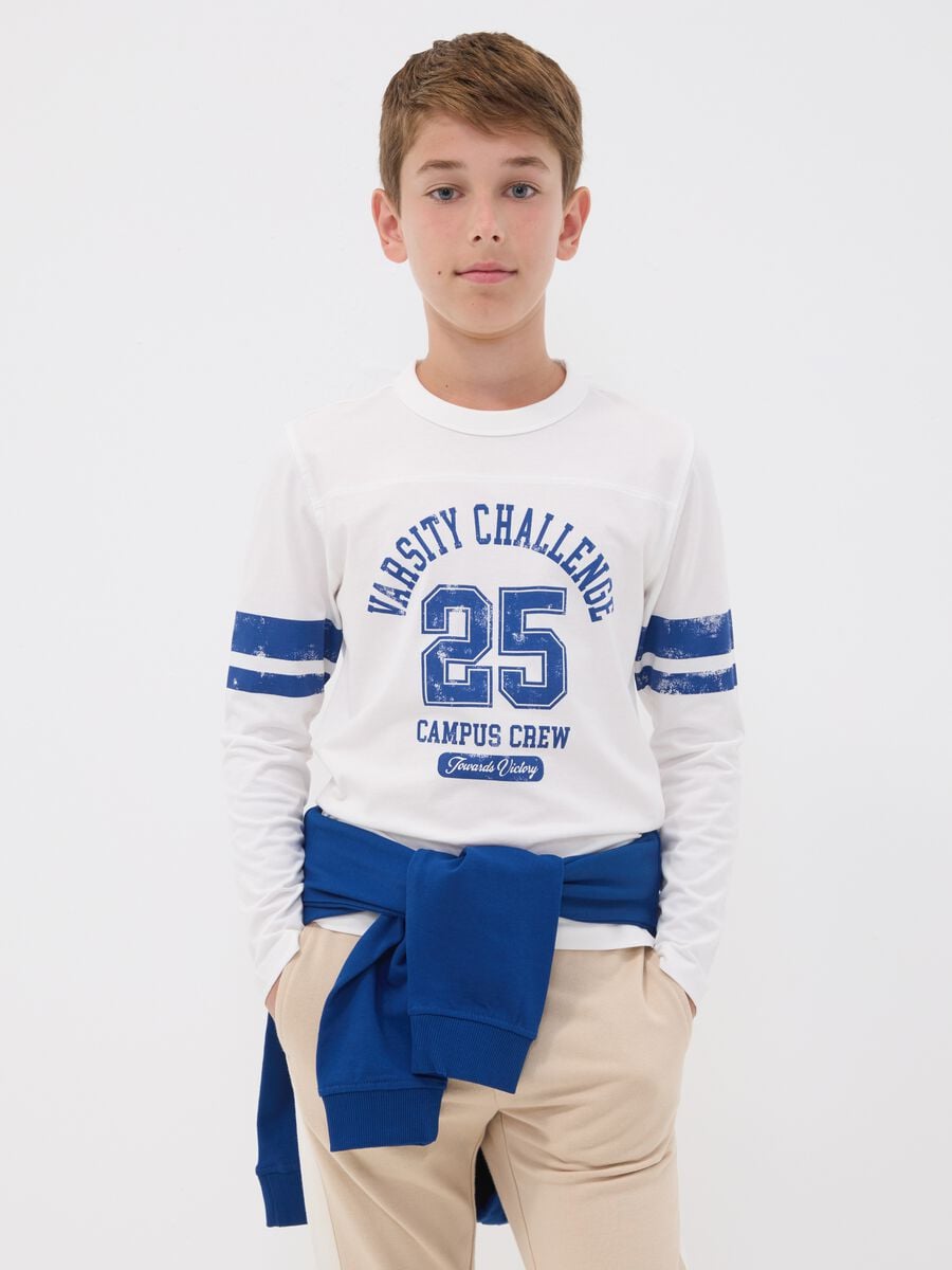 T-shirt bianca in puro cotone organico con stampa college per ragazzo_0