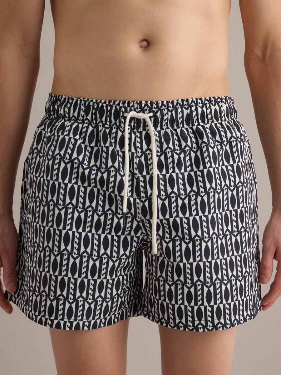 Boxer mare bianco e nero con fantasia geometrica a pesci_1