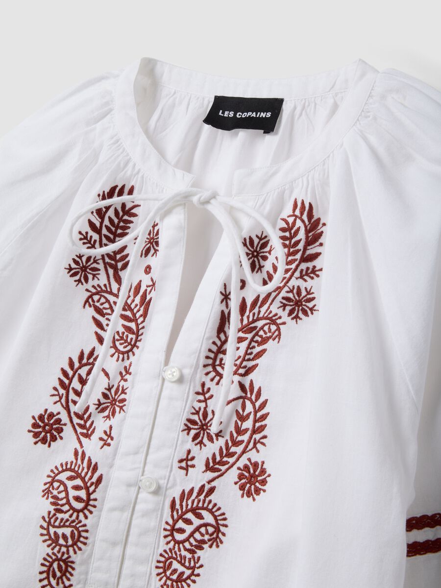 Camicia in misto cotone e lino bianca regular fit con ricami floreali_2