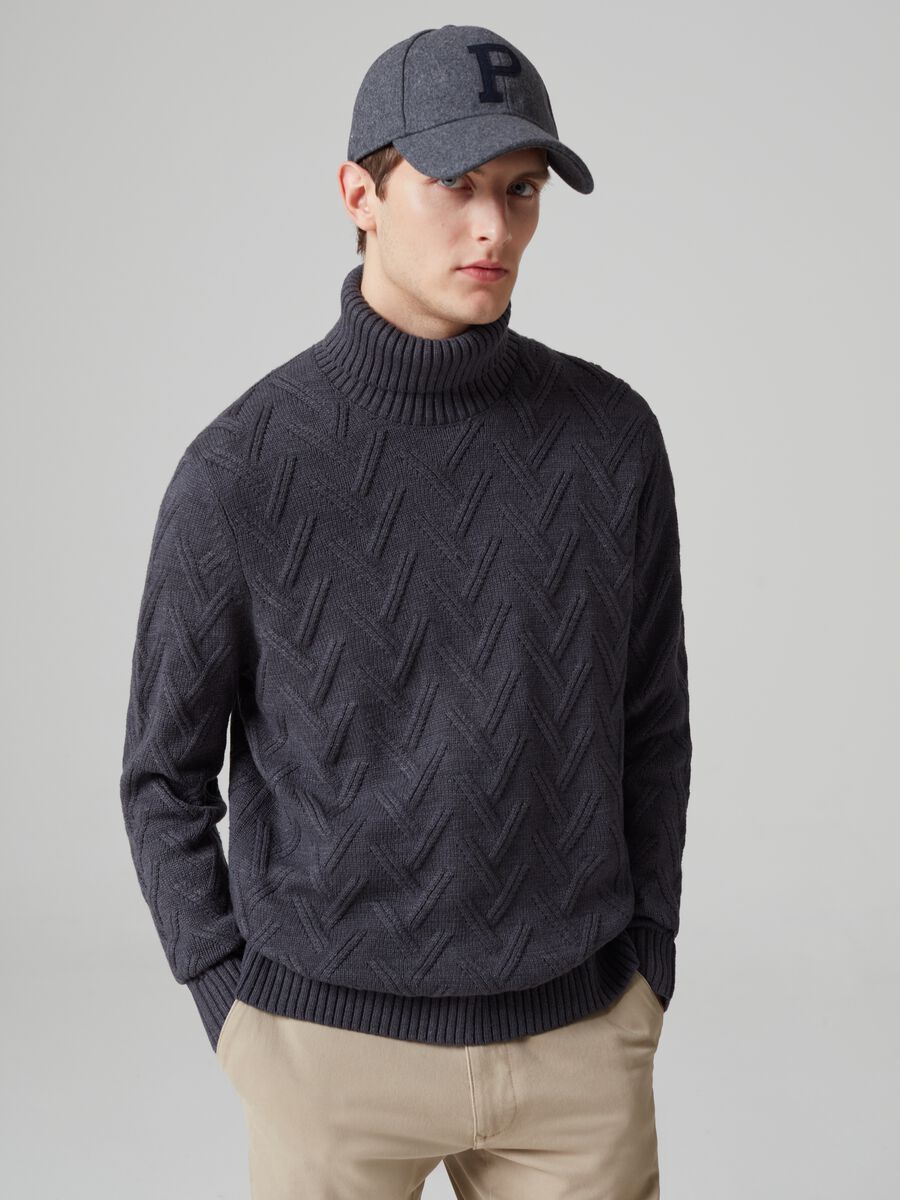 Pullover con lavorazione spigata a collo alto_1